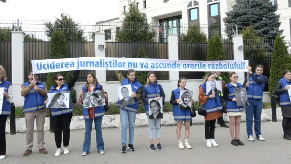 CJI organizează un flashmob la Ambasada Rusiei pentru a aduce un omagiu celor șapte jurnaliști uciși (VIDEO)