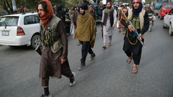 CNN: Talibanii au escortat americani la aeroportul din Kabul, în urma unei înțelegeri secrete cu armata SUA. „A funcționat de minune”