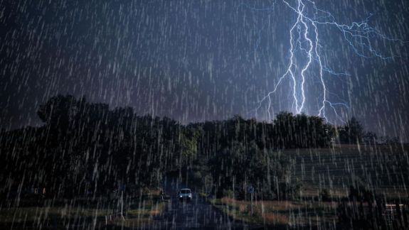 Codul Galben de instabilitate atmosferică, prelungit: Se prevăd ploi cu descărcări electrice și grindină