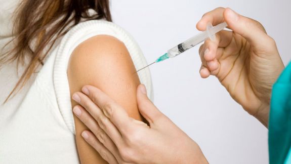 Copiii cu vârste de 11-12 ani au nevoie de doar două doze de vaccin anti-HPV în loc de trei