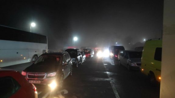 Cozi de zeci de mașini s-au format, în această noapte, la vama Leușeni. Poliția de Frontieră: Deficiențele au fost remediate