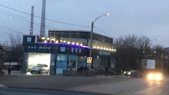 Cozi interminabile la spălătoriile auto din Chișinău. Mai mulți șoferi au vrut ca 2021 să le găsească mașinile curate (VIDEO)