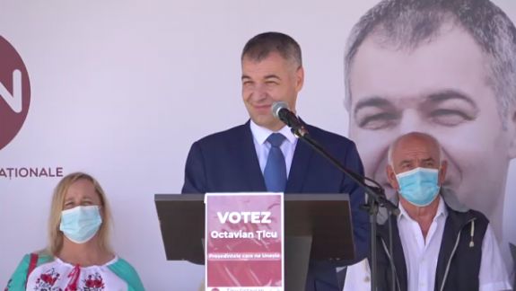 Cu muzică, planuri mari și marș organizat, Octavian Țîcu s-a lansat în campanie electorală. Ce rezoluții are pretendentul la șefia țării