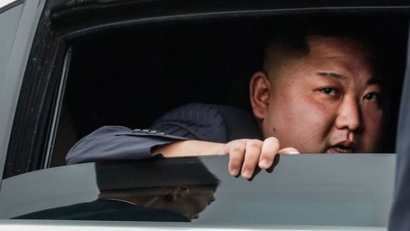 Cu ochii în lacrimi, liderul nord-coreean, Kim Jong-Un, și-a cerut scuze în fața poporului pentru eșecurile comise (VIDEO)