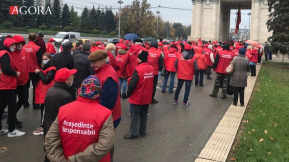 UPDATE Cu veste roșii și simbolică pro-Dodon: Zeci de persoane, adunate în centrul capitalei la un marș electoral (FOTO, LIVE)