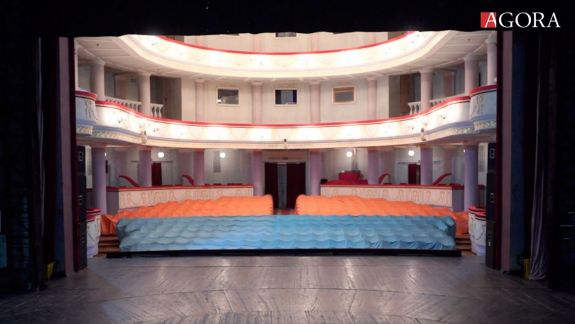 Cufundat în liniște, dar gata să-și uimească spectatorii: Teatrul Național „Mihai Eminescu”, la un an de pandemie și 100 de ani de existență (VIDEO)