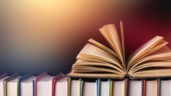 Curiozități de Ziua Internațională a Cărților: Cât timp ți-ar lua să scrii un roman și să citești toate bestsellerurile din lume
