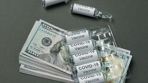 De câți bani este nevoie pentru a aproviziona populația lumii cu vaccinuri și medicamente anti-COVID-19