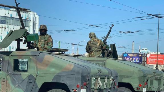 „De ce au armament?” Mașinile Armatei, mobilizate prin ordinul lui Dodon, au apărut pe străzile capitalei (FOTO, VIDEO)
