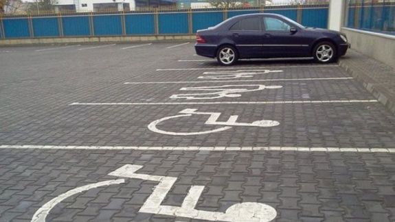 Din numărul total al locurilor de parcare, 4% vor fi rezervate pentru parcarea gratuită a persoanelor cu dizabilități