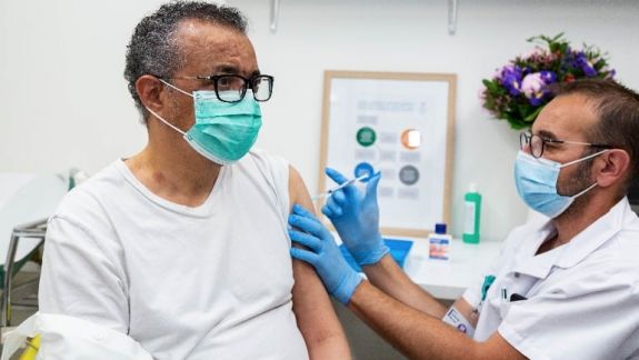 Directorul OMS, imunizat cu prima doză de ser împotriva noului coronavirus: Dacă trăiţi într-o ţară unde acesta e disponibil, vă rog vaccinaţi-vă