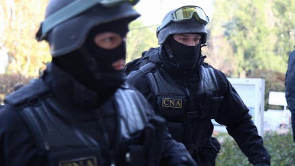 Doi angajați ai Inspectoratului pentru Protecţia Mediului, reținuți fiind bănuiți de corupere activă. Ar fi cerut 60 de mii de lei