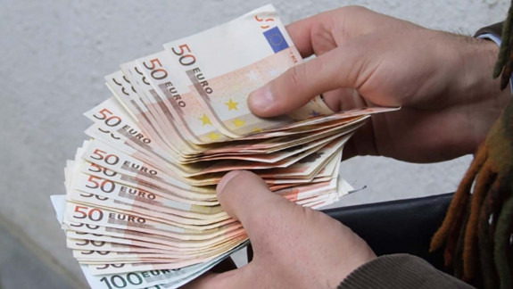 Doi bărbați, reținuți de CNA, într-un dosar de trafic de influență. Ar fi 15 mii de euro pentru a soluționa un dosar de contrabandă