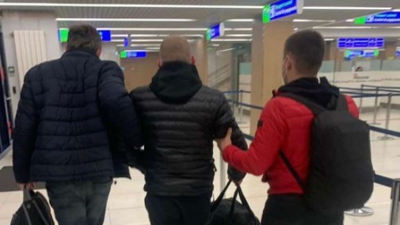 Doi moldoveni, anunțați în căutare internațională, au fost extrădați din Italia. Infracțiunile de care sunt bănuiți