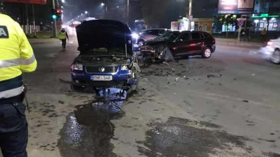 Două mașini s-au ciocnit violent la Buiucani, la intersecția unde a avut loc accidentul dintre Porsche și troleibuz, în 2019 (FOTO)