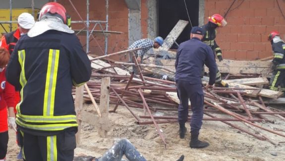 Două persoane au ajuns la spital după ce s-au prăbușit în gol în timp ce efectuau lucrări de construcție la o clădire din sectorul Botanica al capitalei (VIDEO)