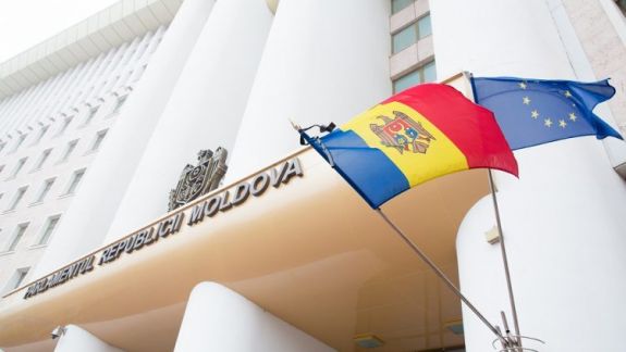 Drapelul R. Moldova de pe clădirea Parlamentului, coborât în bernă în semn de comemorare a lui Nicolae Dabija (VIDEO)