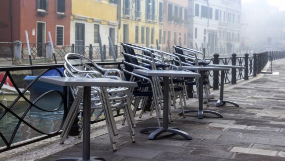 După ce a înregistrat 16.000 de noi infectări într-o zi, Italia anunță noi zone roșii și impune iar restricții dure