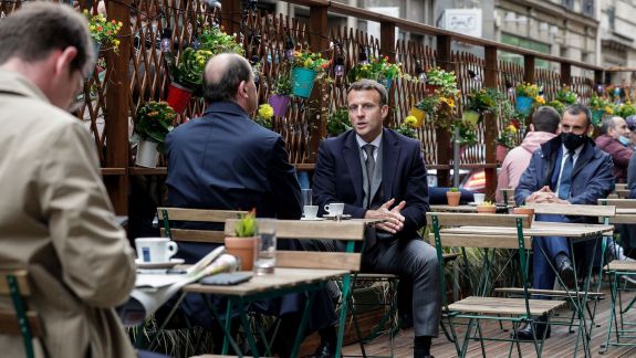 După jumătate de an, terasele din Franța au fost redeschise. Macron a fost printre primii clienți veniți să bea o cafea (VIDEO)