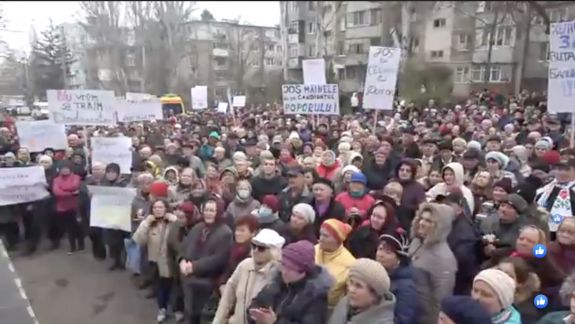 „E o învinuire suptă din deget”. Protest al susținătorilor Partidului Șor, la Curtea de Apel Chișinău (LIVE)