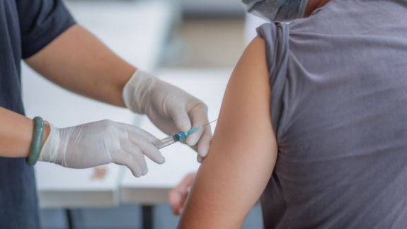 Eficiența vaccinurilor rămâne ridicată inclusiv la șase luni de la rapel, arată datele unui nou studiu