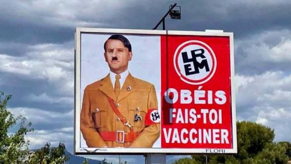 Emmanuel Macron dă în judecată proprietarul unui panou publicitar pentru că l-a înfățișat drept Hitler