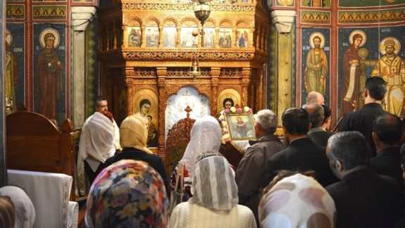 Enoriași cu măști pe față și ritualul împărtășaniei interzis. Ce alte reguli trebuie să respecte slujitorii bisericești dacă vor să oficieze slujbe