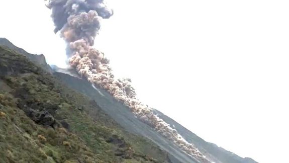Erupția  vulcanului Stromboli a trimis cenușă în aer, la peste o sută de metri