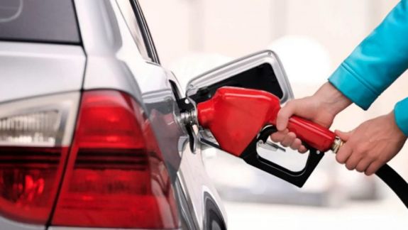 Expert economic: Un salariu mediu lunar ajunge pentru 381 de litri de benzină sau cu 25 de litri mai puțin decât anul trecut