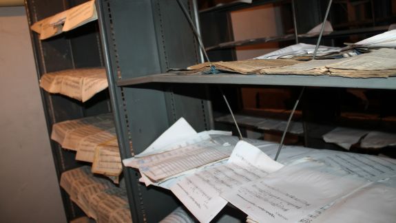 Experții Bibliotecii Naționale au demarat procesul de restabilire a colecției de documente a Filarmonicii Naționale 