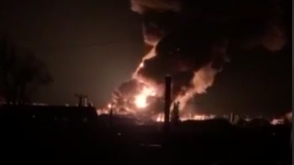 Explozie puternică la sud de Kiev: A fost bombardat un depozit de petrol din Vasilkov (VIDEO)