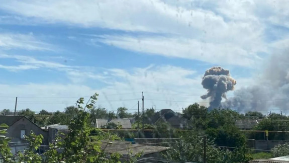 Explozii la un aerodrom din Novofedorovka, Crimeea unde se depozitează muniții ale armatei ruse. Trei persoane ar fi fost rănite