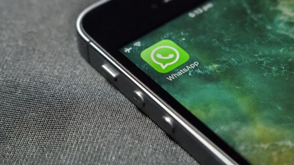 Facebook ar urma să unească aplicația WhatsApp cu Messenger. Noua politică de confidențialitate rămâne în vigoare