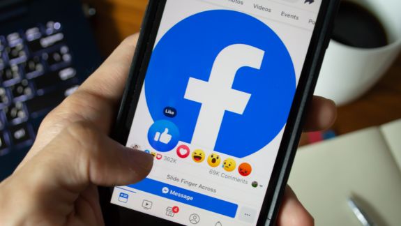 Facebook, criticat în Congresul SUA. O fostă angajată susține că platforma este „dăunătoare copiilor, alimentează divizarea și slăbește democrația”