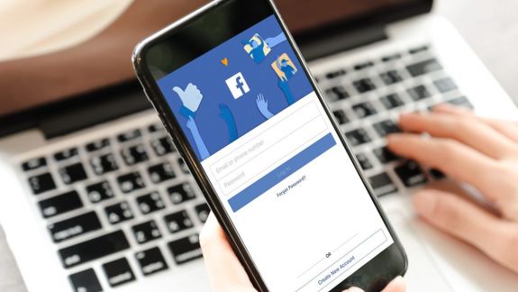 Facebook renunță la butonul de Like pentru anumite pagini. Care sunt argumentele companiei și conform căror criterii se face selecția