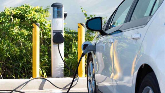 Fără mașini noi pe benzină şi diesel în UE începând cu 2035: Țările membre aprobă înlocuirea cu motoare electrice