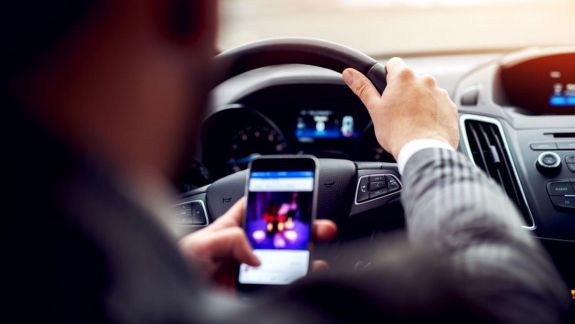  Fără sunete, fotografii sau filmări: Marea Britanie interzice utilizarea telefoanelor mobile șoferilor aflați la volan