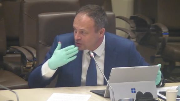 FAZA ZILEI! Candu, cu mănușa ruptă și pupându-și mâna la ședința comisiei parlamentare (VIDEO) 