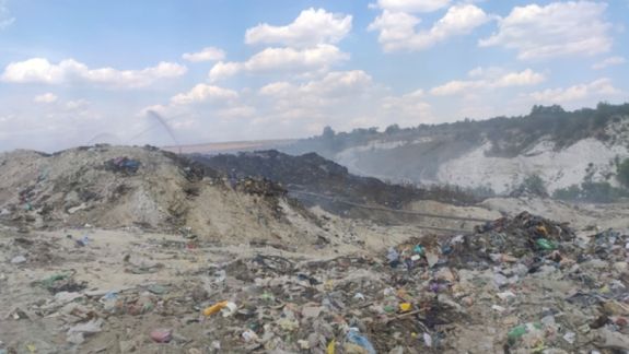 Florești: O groapă de gunoi arde continuu de cinci zile. Localnici spun că se sufocă în propriile case (VIDEO)