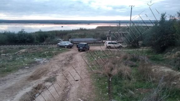 Focuri de armă la frontieră: Polițiștii au încercat să rețină doi bărbați, dar s-au ales cu mașina accidentată
