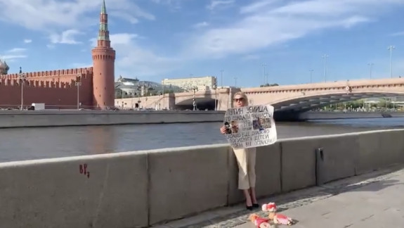 Fosta angajată de la Pervîi Kanal, Marina Ovseanikova, a protestat în fața Kremlinului (VIDEO)