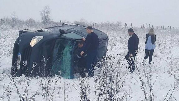 FOTO. O mașină a derapat și s-a răsturnat pe traseul Chișinău-Bălți. Victimele accidentului au fost ajutate de Cavcaliuc și Maxian
