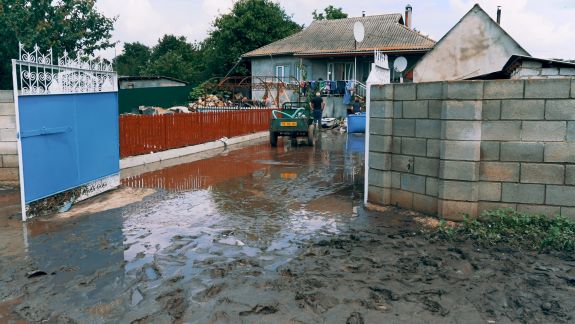 Gospodării inundate și drumuri înnămolite: Ploile torențiale au făcut ravagii în mai multe raioane ale țării