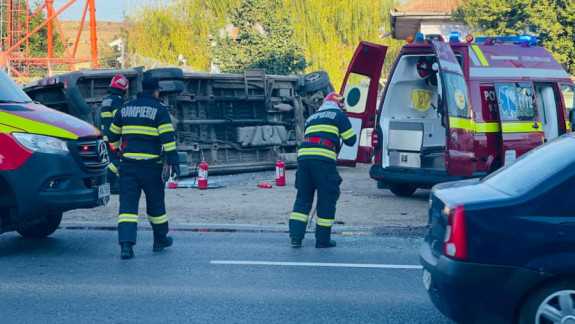 Grav accident în România: Un TIR condus de un moldovean a intrat într-un microbuz plin cu oameni. Sunt 15 răniți, inclusiv 7 copii (FOTO)