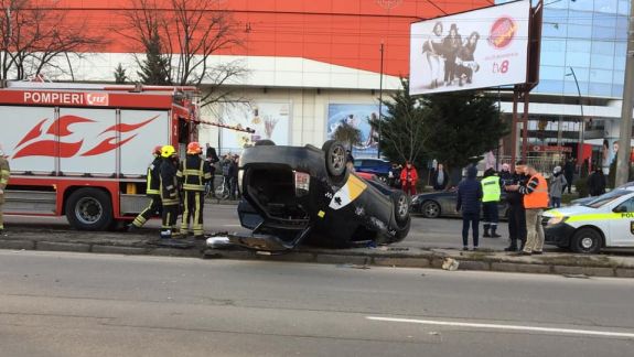 Grav accident rutier în capitală: În urma impactului, mașina unei companii de taxi s-a inversat (VIDEO)
