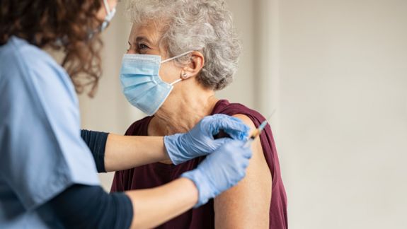 Grecia: Persoanele trecute de 60 de ani vor plăti lunar amendă de 100 de euro dacă nu s-au vaccinat contra COVID-19