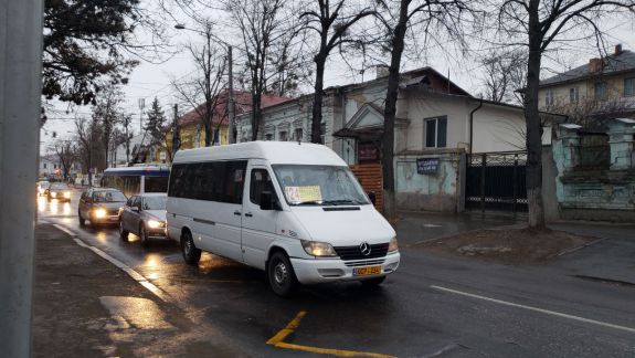 Grevă sau nu prea? De dimineață, pe străzile capitalei, au putut fi observate mai multe microbuze de linie (FOTO)