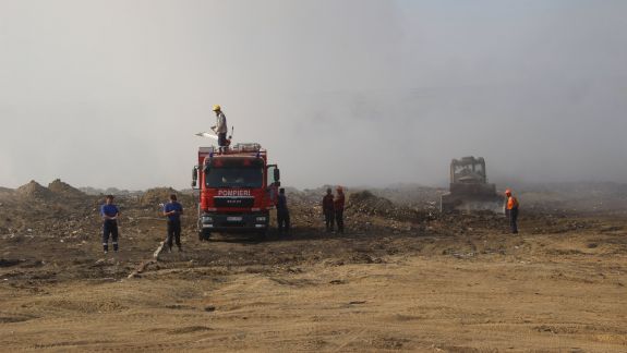 Gunoiștea de la Țînțăreni, cuprinsă de flăcări: Pompierii au luptat cu focul două zile
