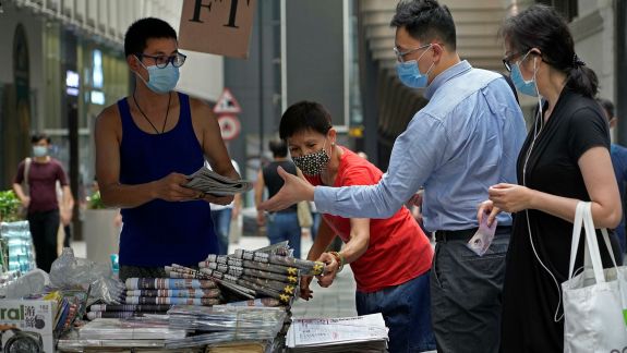 Hong Kong: Cel mai mare ziar pro-democrație și-a încetat apariția în urma presiunilor guvernamentale