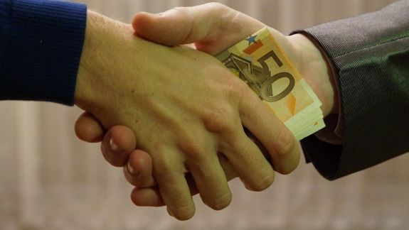 I-a cerut clientului său 40.000 de euro pentru a-i rezolva problemele, iar acesta l-a denunțat la CNA. Ce riscă un avocat pentru fapta sa
